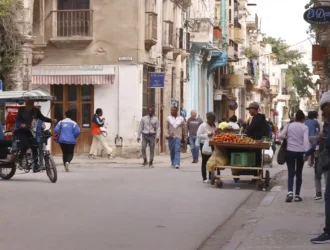 Cuba prolonga alerta por escasez de combustible aéreo hasta abril