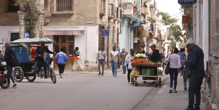 Cuba prolonga alerta por escasez de combustible aéreo hasta abril